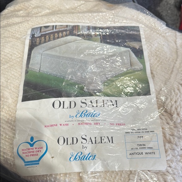 Bates Antique White Twin Size Quilted Bedding